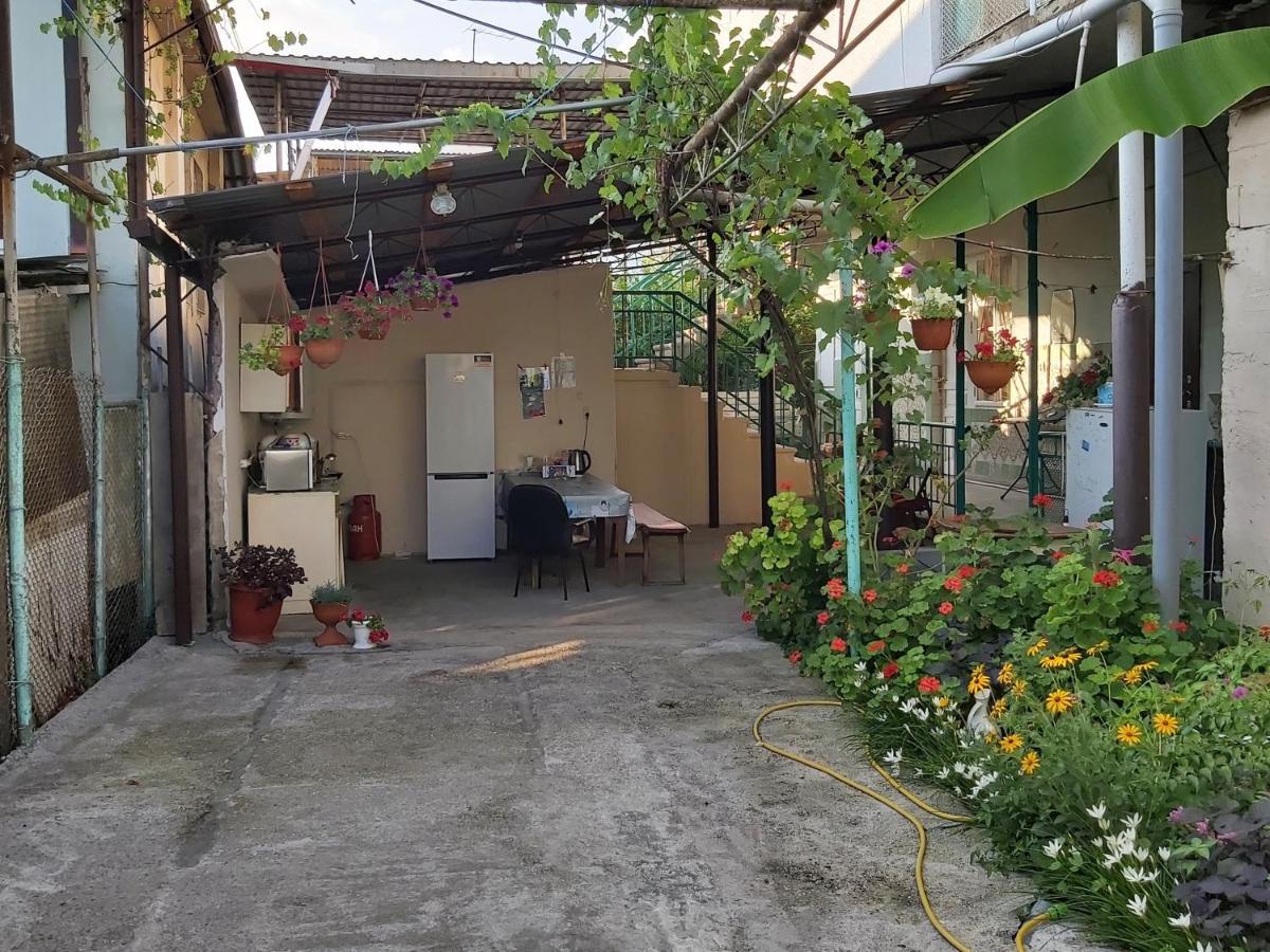 Na Shapsug Guest House Gagra Bagian luar foto