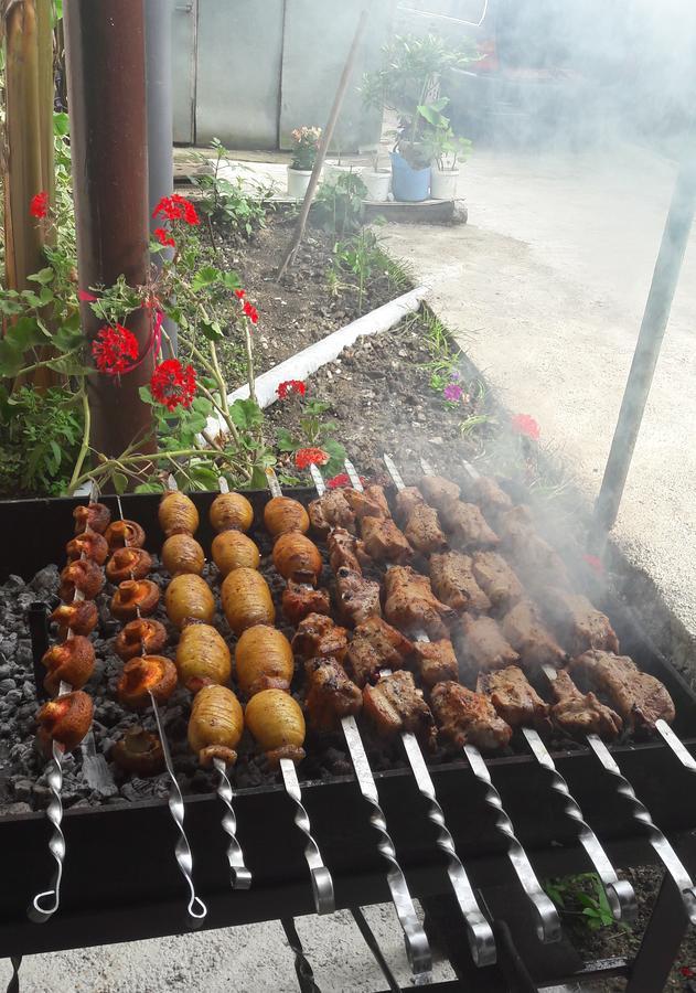 Na Shapsug Guest House Gagra Bagian luar foto