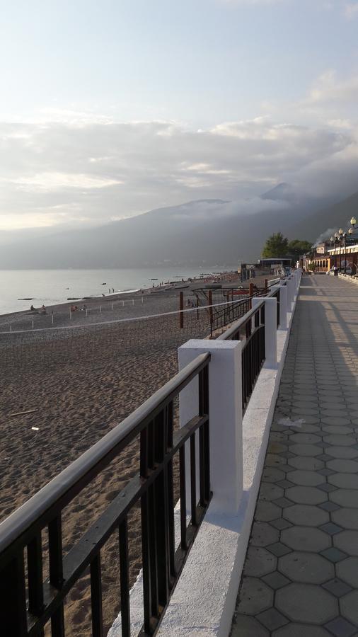 Na Shapsug Guest House Gagra Bagian luar foto