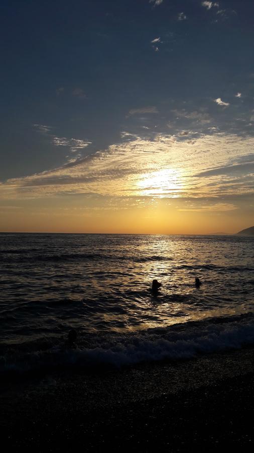 Na Shapsug Guest House Gagra Bagian luar foto